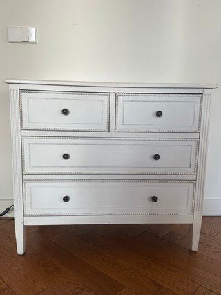 Cómoda de madera lacada en blanco