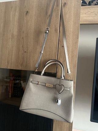 Bolso Guess Beige con Charm Corazón