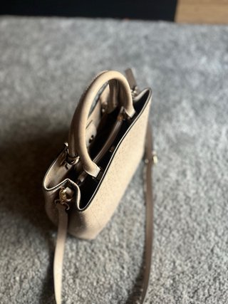 Bolso Guess Beige con Charm Corazón