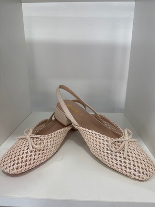 Zapatos planos beige con lazo