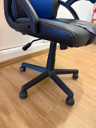 Silla gamer negra y azul