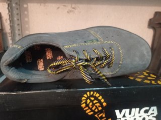 Calzado de seguridad Vulcapros gris y Mendi negro