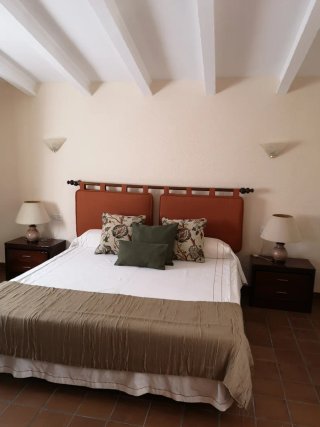 Cómoda y mesitas de madera de palisandro.