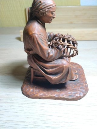 Figura de barro artesanal recrea arte cestería.