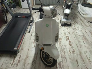 Moto Scooter Eléctrica Blanca