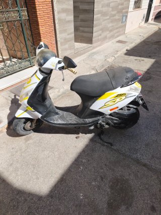 Piaggio Zip 50cc 4T Scooter Blanca y Amarilla
