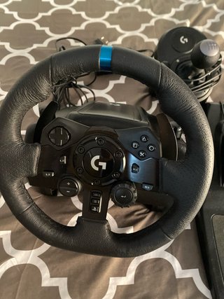 Volante Logitech PS4/PS5/PC con Pedales