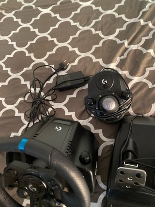 Volante Logitech PS4/PS5/PC con Pedales