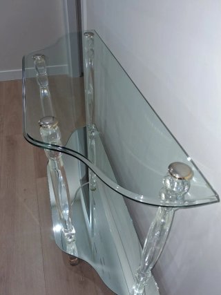 Mesa recibidor cristal y dorado.