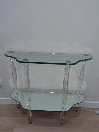 Mesa recibidor cristal y dorado.