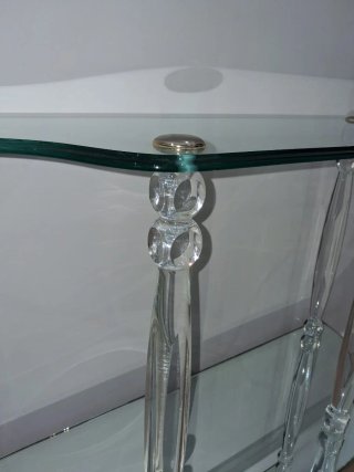 Mesa recibidor cristal y dorado.