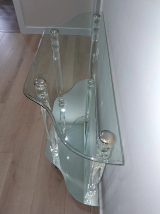Mesa recibidor cristal y dorado.