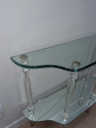 Mesa recibidor cristal y dorado.
