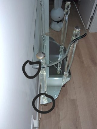 Mesa recibidor cristal y dorado.