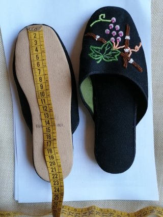 Zapatillas  Elegantes Negras Bordadas Flores Rosas