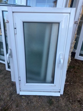 Ventana blanca con persiana