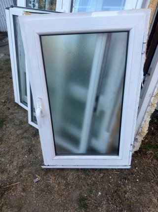 Ventana blanca con persiana