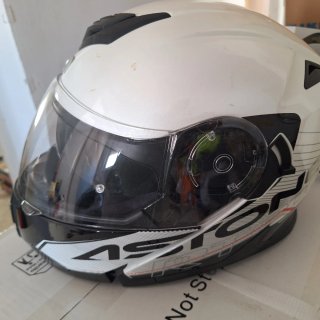 Casco de moto blanco y negro