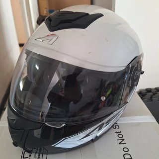 Casco de moto blanco y negro