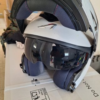 Casco de moto blanco y negro