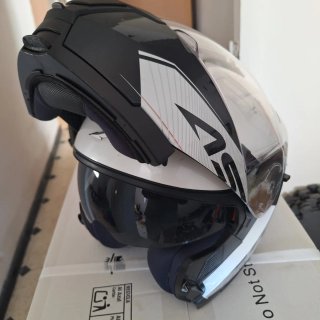 Casco de moto blanco y negro