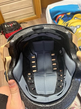 Casco gris con luz trasera y delantera