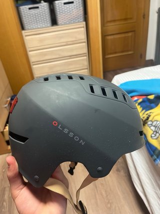 Casco gris con luz trasera y delantera