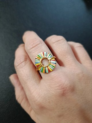 Anillo dorado con diseño multicolor