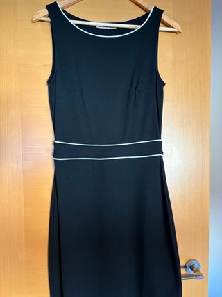 Vestido negro con ribete blanco