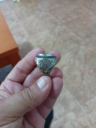 Anillo con Inscripción y Circonitas Negras