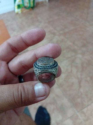 Anillo con Inscripción y Circonitas Negras