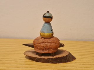 Antigua kokeshi sobre tortuga (años 50) 6 cm