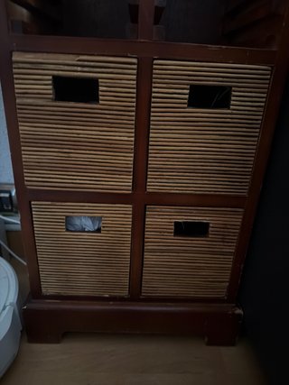 Mueble para CDs de madera y mimbre