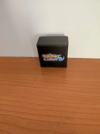 Pin Exclusivo Pokémon Luna Fan Edition