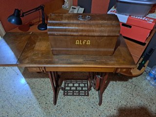 Máquina de coser Alfa antigua
