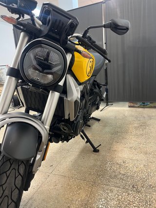 Voge AC 350 Moto Naked Amarilla