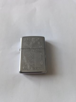 Accendino Argento con Motivo Floreale Zippo