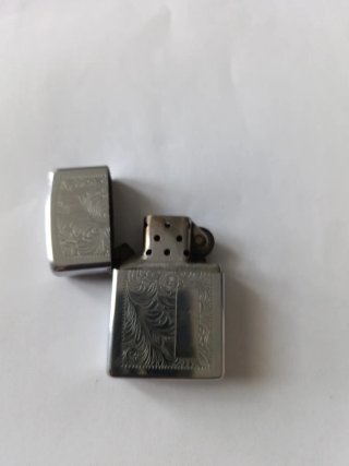 Accendino Argento con Motivo Floreale Zippo