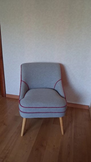 Butaca diseño nórdico gris y fucsia