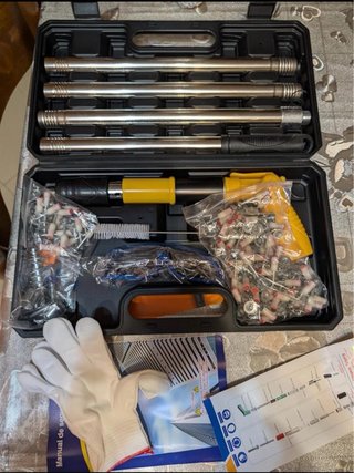 Pistola de clavos y accesorios