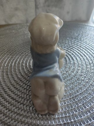 Figura de porcelana de niño con pelota