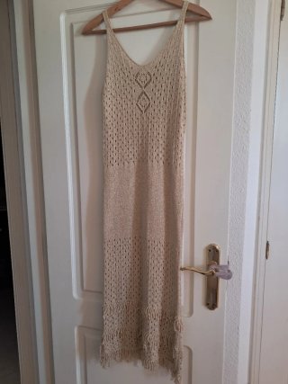 Vestido largo de crochet beige y dorado
