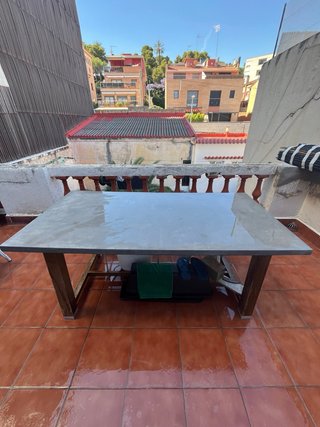 Mesa microcemento y 4 sillas blancas