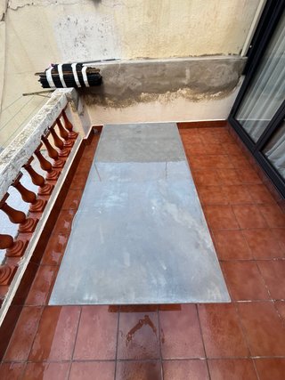 Mesa microcemento y 4 sillas blancas
