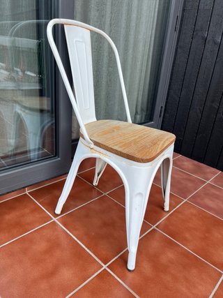 Mesa microcemento y 4 sillas blancas