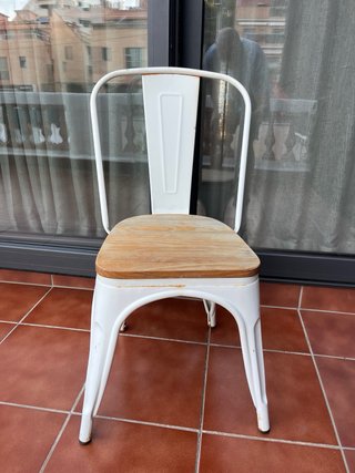 Mesa microcemento y 4 sillas blancas