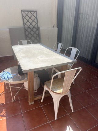 Mesa microcemento y 4 sillas blancas