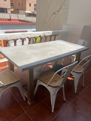 Mesa microcemento y 4 sillas blancas