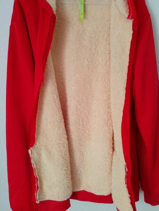 Sudadera roja con borreguito interior