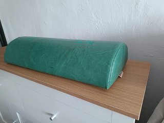 Cojín medio rulo polipiel verde